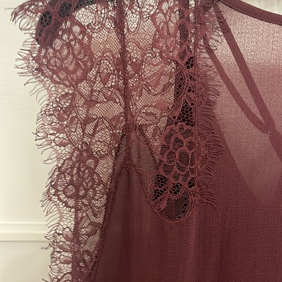 Love Stitch lace sleeveless top size small - Picture 7 of 8